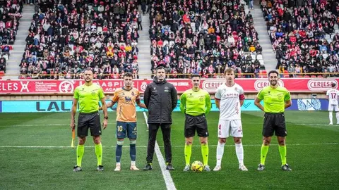 La Cultural y Deportiva Leonesa compitió de tú a tú ante el líder, pero la eficacia del Racing de Santander decidió el duelo en el Estadio Reino de León. El equipo leonés volvió a quedarse sin premio pese a su buen partido y ve cómo el margen para la salvación se reduce.