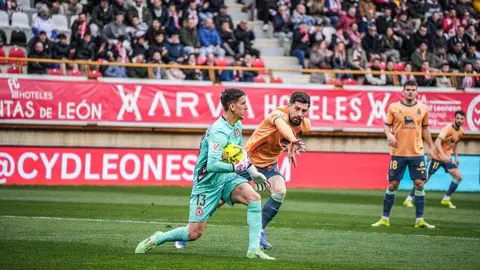 La Cultural y Deportiva Leonesa compitió de tú a tú ante el líder, pero la eficacia del Racing de Santander decidió el duelo en el Estadio Reino de León. El equipo leonés volvió a quedarse sin premio pese a su buen partido y ve cómo el margen para la salvación se reduce.