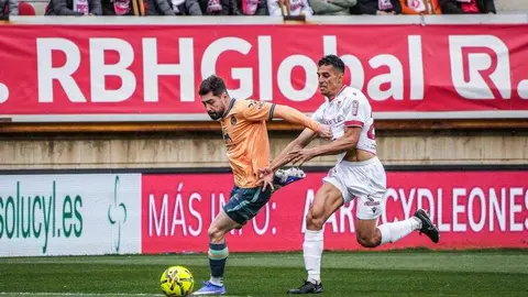 La Cultural y Deportiva Leonesa compitió de tú a tú ante el líder, pero la eficacia del Racing de Santander decidió el duelo en el Estadio Reino de León. El equipo leonés volvió a quedarse sin premio pese a su buen partido y ve cómo el margen para la salvación se reduce.