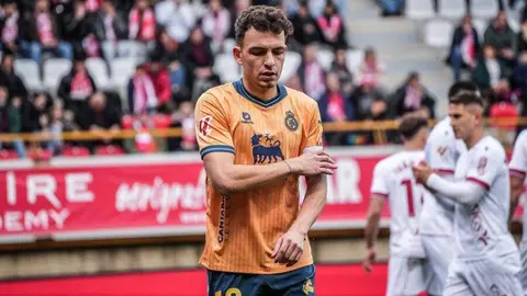 La Cultural y Deportiva Leonesa compitió de tú a tú ante el líder, pero la eficacia del Racing de Santander decidió el duelo en el Estadio Reino de León. El equipo leonés volvió a quedarse sin premio pese a su buen partido y ve cómo el margen para la salvación se reduce.