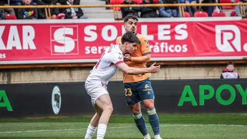 La Cultural y Deportiva Leonesa compitió de tú a tú ante el líder, pero la eficacia del Racing de Santander decidió el duelo en el Estadio Reino de León. El equipo leonés volvió a quedarse sin premio pese a su buen partido y ve cómo el margen para la salvación se reduce.