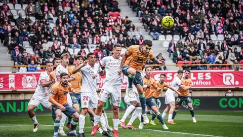 La Cultural y Deportiva Leonesa compitió de tú a tú ante el líder, pero la eficacia del Racing de Santander decidió el duelo en el Estadio Reino de León. El equipo leonés volvió a quedarse sin premio pese a su buen partido y ve cómo el margen para la salvación se reduce.