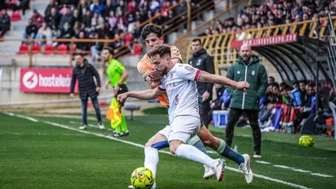 La Cultural y Deportiva Leonesa compitió de tú a tú ante el líder, pero la eficacia del Racing de Santander decidió el duelo en el Estadio Reino de León. El equipo leonés volvió a quedarse sin premio pese a su buen partido y ve cómo el margen para la salvación se reduce.