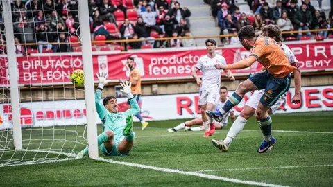 La Cultural y Deportiva Leonesa compitió de tú a tú ante el líder, pero la eficacia del Racing de Santander decidió el duelo en el Estadio Reino de León. El equipo leonés volvió a quedarse sin premio pese a su buen partido y ve cómo el margen para la salvación se reduce.