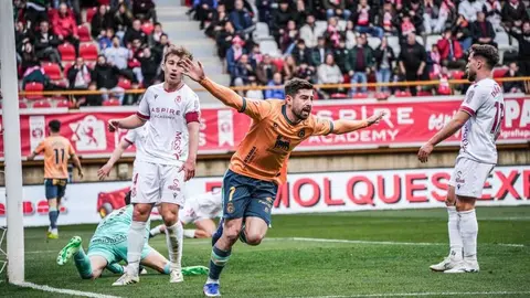 La Cultural y Deportiva Leonesa compitió de tú a tú ante el líder, pero la eficacia del Racing de Santander decidió el duelo en el Estadio Reino de León. El equipo leonés volvió a quedarse sin premio pese a su buen partido y ve cómo el margen para la salvación se reduce.