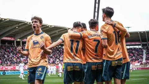 La Cultural y Deportiva Leonesa compitió de tú a tú ante el líder, pero la eficacia del Racing de Santander decidió el duelo en el Estadio Reino de León. El equipo leonés volvió a quedarse sin premio pese a su buen partido y ve cómo el margen para la salvación se reduce.