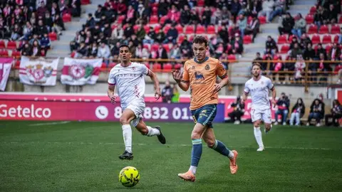 La Cultural y Deportiva Leonesa compitió de tú a tú ante el líder, pero la eficacia del Racing de Santander decidió el duelo en el Estadio Reino de León. El equipo leonés volvió a quedarse sin premio pese a su buen partido y ve cómo el margen para la salvación se reduce.