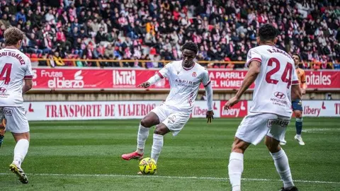 La Cultural y Deportiva Leonesa compitió de tú a tú ante el líder, pero la eficacia del Racing de Santander decidió el duelo en el Estadio Reino de León. El equipo leonés volvió a quedarse sin premio pese a su buen partido y ve cómo el margen para la salvación se reduce.
