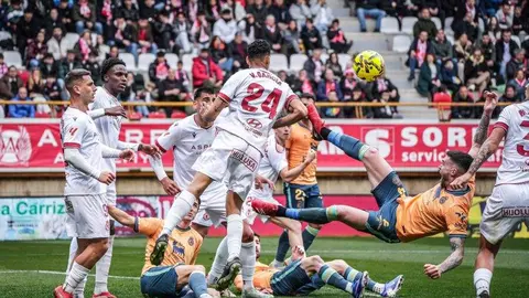 La Cultural y Deportiva Leonesa compitió de tú a tú ante el líder, pero la eficacia del Racing de Santander decidió el duelo en el Estadio Reino de León. El equipo leonés volvió a quedarse sin premio pese a su buen partido y ve cómo el margen para la salvación se reduce.