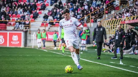 La Cultural y Deportiva Leonesa compitió de tú a tú ante el líder, pero la eficacia del Racing de Santander decidió el duelo en el Estadio Reino de León. El equipo leonés volvió a quedarse sin premio pese a su buen partido y ve cómo el margen para la salvación se reduce.