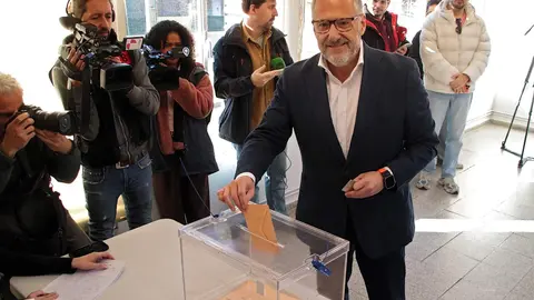 Carlos Pollán vota en Carbajal con 