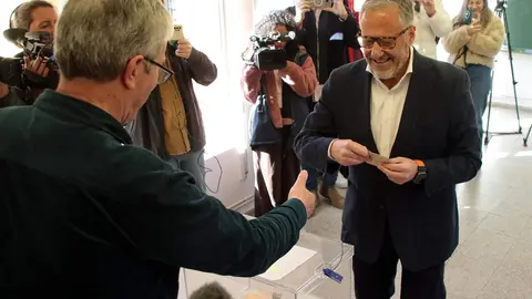 El candidato de Vox, Carlos Pollán, ejerce su derecho al voto en Escuelas Viejas de Carbajal de la Legua. Foto: Peio García.