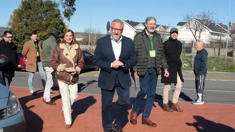 El candidato de Vox, Carlos Pollán, ejerce su derecho al voto en Escuelas Viejas de Carbajal de la Legua. Foto: Peio García.
