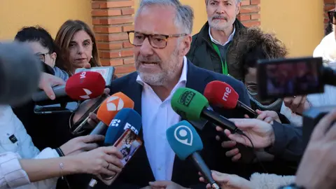 El candidato de Vox, Carlos Pollán, ejerce su derecho al voto en Escuelas Viejas de Carbajal de la Legua. Foto: Peio García.