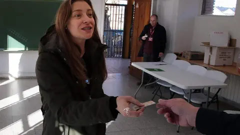 La portavoz del PP en el Congreso, Ester Muñoz, vota en las Escuelas Viejas de Carbajal de la Legua. Foto: Peio García.