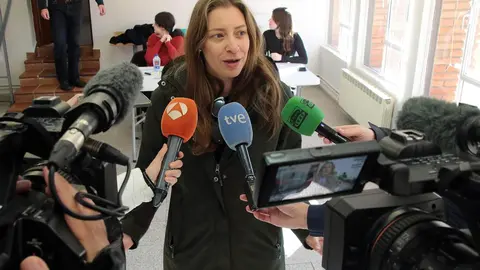 La portavoz del PP en el Congreso, Ester Muñoz, vota en las Escuelas Viejas de Carbajal de la Legua. Foto: Peio García.