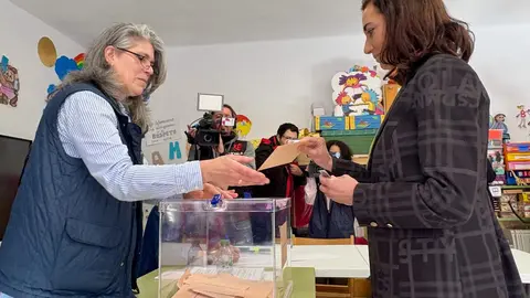 Alicia Gallego vota en Santa María del Páramo y confía en lograr grupo propio.