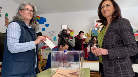 Alicia Gallego vota en Santa María del Páramo y confía en lograr grupo propio.