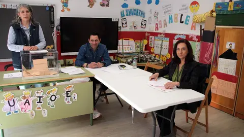 Alicia Gallego vota en Santa María del Páramo y confía en lograr grupo propio. Foto: Peio García.