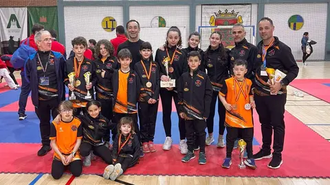 Más de 330 karatecas de las categorías infantil, máster y sénior participaron este fin de semana en la tercera y definitiva fase de la Liga Regional de Karate, una cita que reunió a deportistas de toda la comunidad en las modalidades de kata y kumite.