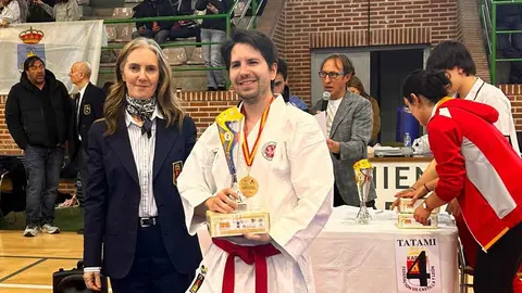 Más de 330 karatecas de las categorías infantil, máster y sénior participaron este fin de semana en la tercera y definitiva fase de la Liga Regional de Karate, una cita que reunió a deportistas de toda la comunidad en las modalidades de kata y kumite.