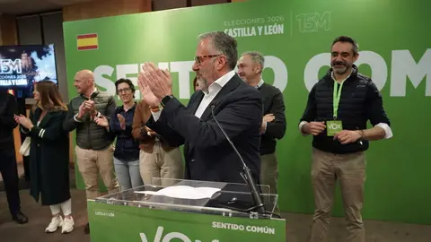 El candidato de VOX a la presidencia de Castilla y León, Carlos Pollán, en el  AC Hotel Palacio de Santa Ana, Arroyo de la Encomienda (Valladolid) donde ha seguido el resultado de las elecciones. Foto: Eduardo Margareto.