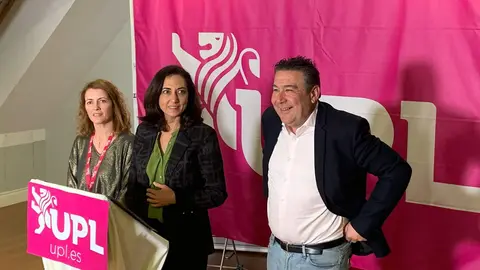 La candidata de Unión del Pueblo Leonés, Alicia Gallego, analiza los resultados de las elecciones. Foto: A.F. Reca.