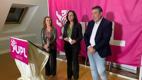 La candidata de Unión del Pueblo Leonés, Alicia Gallego, analiza los resultados de las elecciones. Foto: A.F. Reca.
