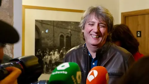 El candidato a la Presidencia de la Junta, Carlos Martínez, a su llegada al hotel en la noche electoral acompañado de Daniel De la Rosa. Foto: Miriam Chacón.