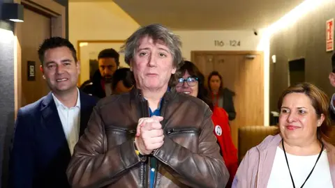 El candidato a la Presidencia de la Junta, Carlos Martínez, a su llegada al hotel en la noche electoral acompañado de Daniel De la Rosa. Foto: Miriam Chacón.