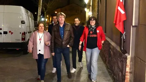 El candidato a la Presidencia de la Junta, Carlos Martínez, a su llegada al hotel en la noche electoral acompañado de Daniel De la Rosa. Foto: Miriam Chacón.