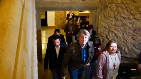 El candidato a la Presidencia de la Junta, Carlos Martínez, a su llegada al hotel en la noche electoral acompañado de Daniel De la Rosa. Foto: Miriam Chacón.