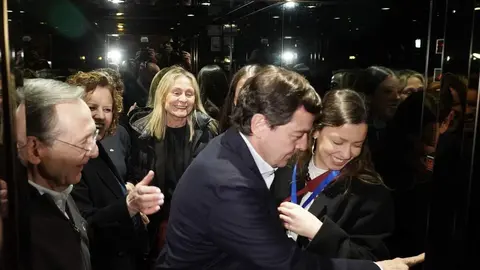 El candidato del PP a la Presidencia de la Junta de Castilla y León, Alfonso Fernández Mañueco, a su llegada al hotel Alameda Palace de Salamanca para seguir la evolución de los resultados electorales. Foto: Rubén Cacho.