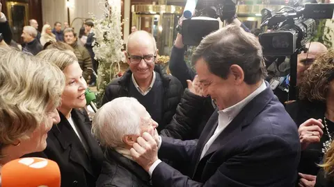 El candidato del PP a la Presidencia de la Junta de Castilla y León, Alfonso Fernández Mañueco, a su llegada al hotel Alameda Palace de Salamanca para seguir la evolución de los resultados electorales. Foto: Rubén Cacho.