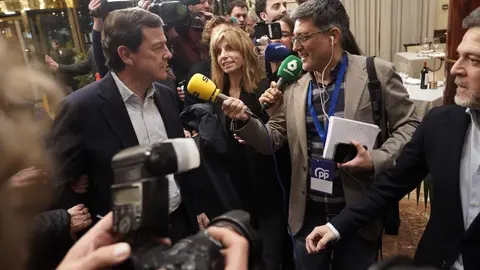 El candidato del PP a la Presidencia de la Junta de Castilla y León, Alfonso Fernández Mañueco, a su llegada al hotel Alameda Palace de Salamanca para seguir la evolución de los resultados electorales. Foto: Rubén Cacho.