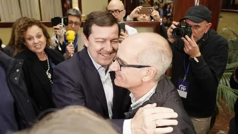 El candidato del PP a la Presidencia de la Junta de Castilla y León, Alfonso Fernández Mañueco, a su llegada al hotel Alameda Palace de Salamanca para seguir la evolución de los resultados electorales. Foto: Rubén Cacho.