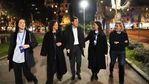El candidato del PP a la Presidencia de la Junta de Castilla y León, Alfonso Fernández Mañueco, a su llegada al hotel Alameda Palace de Salamanca para seguir la evolución de los resultados electorales. Foto: Rubén Cacho.