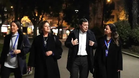 El candidato del PP a la Presidencia de la Junta de Castilla y León, Alfonso Fernández Mañueco, a su llegada al hotel Alameda Palace de Salamanca para seguir la evolución de los resultados electorales. Foto: Rubén Cacho.