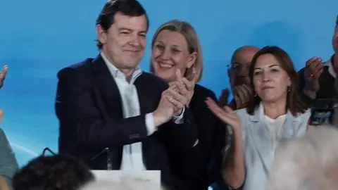 El candidato del PP a la Presidencia de la Junta de Castilla y León, Alfonso Fernández Mañueco, a su llegada al hotel Alameda Palace de Salamanca para seguir la evolución de los resultados electorales. Foto: Rubén Cacho.