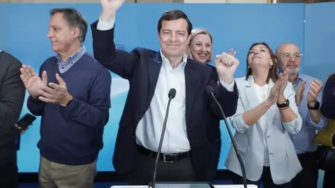 El candidato del PP a la Presidencia de la Junta de Castilla y León, Alfonso Fernández Mañueco, a su llegada al hotel Alameda Palace de Salamanca para seguir la evolución de los resultados electorales. Foto: Rubén Cacho.