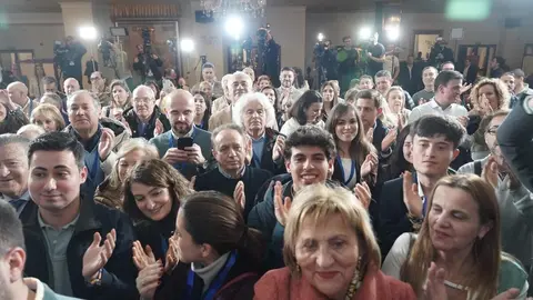 El candidato del PP a la Presidencia de la Junta de Castilla y León, Alfonso Fernández Mañueco, a su llegada al hotel Alameda Palace de Salamanca para seguir la evolución de los resultados electorales. Foto: Rubén Cacho.