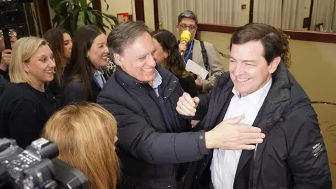 El candidato del PP a la Presidencia de la Junta de Castilla y León, Alfonso Fernández Mañueco, a su llegada al hotel Alameda Palace de Salamanca para seguir la evolución de los resultados electorales. Foto: Rubén Cacho.