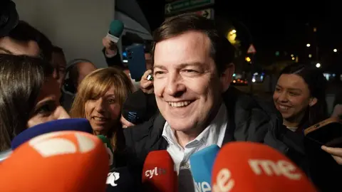 El candidato del PP a la Presidencia de la Junta de Castilla y León, Alfonso Fernández Mañueco, a su llegada al hotel Alameda Palace de Salamanca para seguir la evolución de los resultados electorales. Foto: Rubén Cacho.