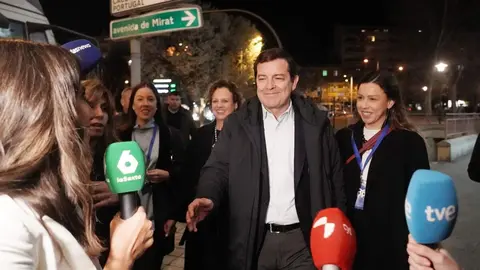 El candidato del PP a la Presidencia de la Junta de Castilla y León, Alfonso Fernández Mañueco, a su llegada al hotel Alameda Palace de Salamanca para seguir la evolución de los resultados electorales. Foto: Rubén Cacho.