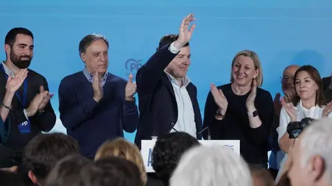 El candidato del PP a la Presidencia de la Junta de Castilla y León, Alfonso Fernández Mañueco, a su llegada al hotel Alameda Palace de Salamanca para seguir la evolución de los resultados electorales. Foto: Rubén Cacho.