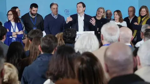 El candidato del PP a la Presidencia de la Junta de Castilla y León, Alfonso Fernández Mañueco, a su llegada al hotel Alameda Palace de Salamanca para seguir la evolución de los resultados electorales. Foto: Rubén Cacho.