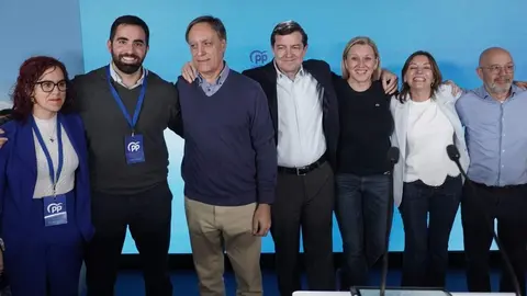 El candidato del PP a la Presidencia de la Junta de Castilla y León, Alfonso Fernández Mañueco, a su llegada al hotel Alameda Palace de Salamanca para seguir la evolución de los resultados electorales. Foto: Rubén Cacho.