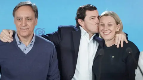 El candidato del PP a la Presidencia de la Junta de Castilla y León, Alfonso Fernández Mañueco, a su llegada al hotel Alameda Palace de Salamanca para seguir la evolución de los resultados electorales. Foto: Rubén Cacho.