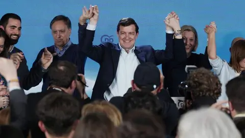 El candidato del PP a la Presidencia de la Junta de Castilla y León, Alfonso Fernández Mañueco, celebra la victoria electoral en Salamanca. Foto: Rubén Cacho.