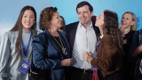 El candidato del PP a la Presidencia de la Junta de Castilla y León, Alfonso Fernández Mañueco, celebra la victoria electoral en Salamanca. Foto: Rubén Cacho.